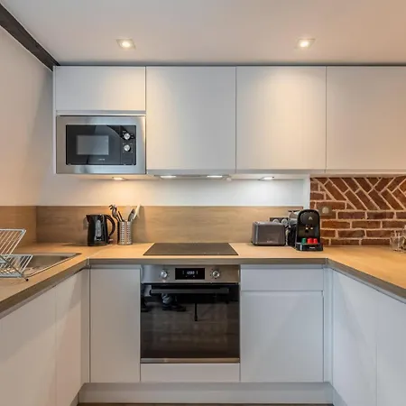 Two Bedroom In The Heart Of Old Apartment